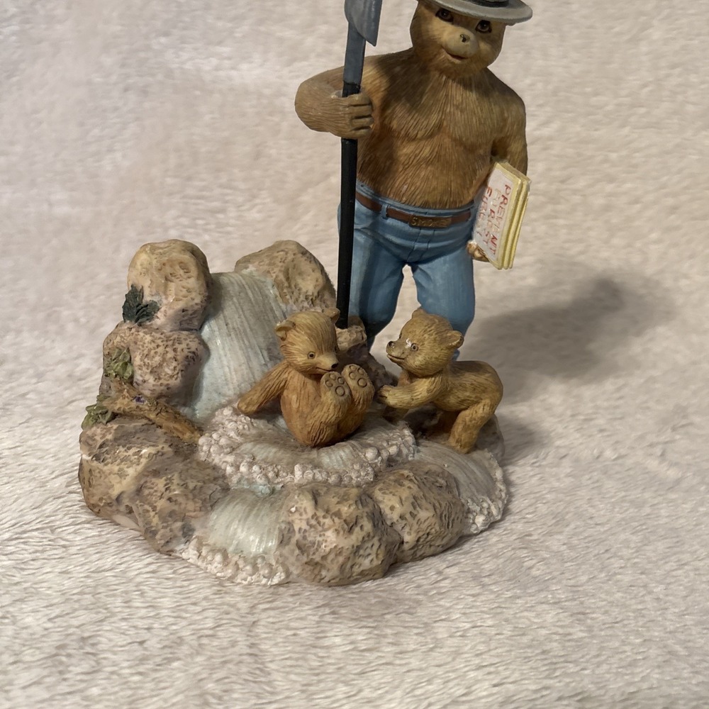 Lefton Smokey The Bear Figurine Smokey & Cubs Playing In Water 1996 CWH10682